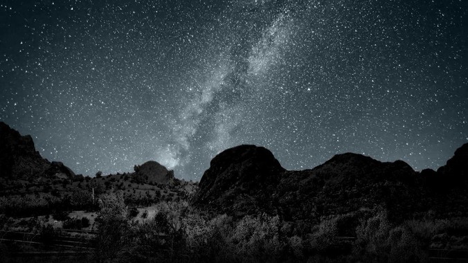 公司有一块纯屏幕，能不能做到让他插上u盘就自动播放里面的***?